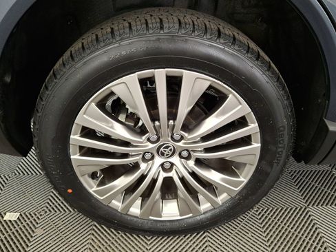 Certified 2024 Toyota Venza Limited AWD/4WD image 27