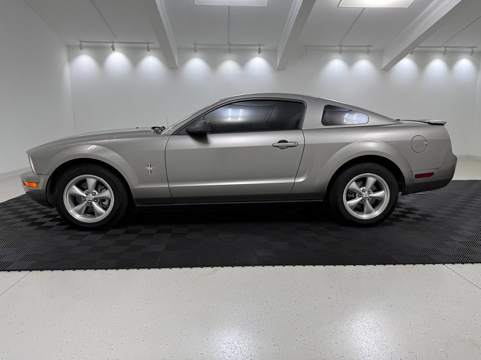 Used 2008 Ford Mustang Premium RWD image 4