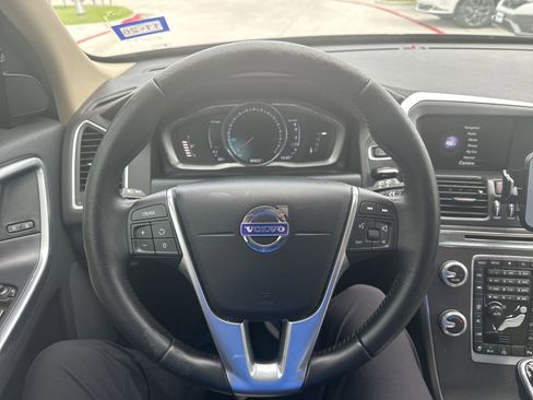 Used 2016 Volvo XC60 T5 Premier w/ Proximity Package image 11