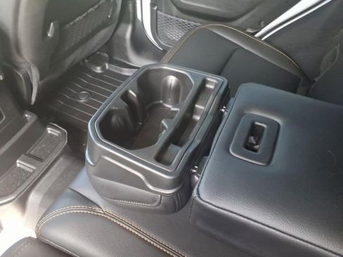 Used 2025 Jeep Wrangler Sahara image 9