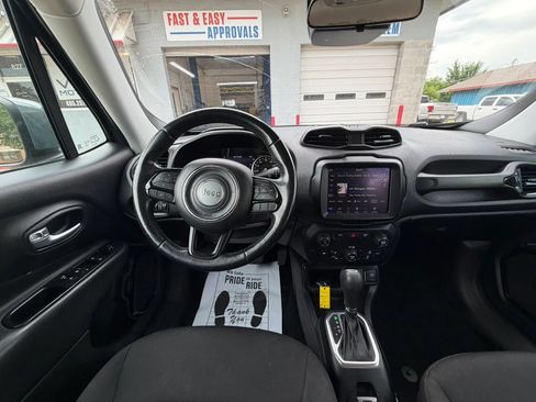 Used 2018 Jeep Renegade Altitude w/ UConnect 8.4 Nav Group FWD image 12