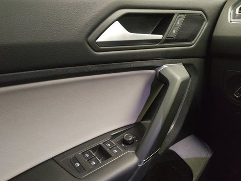 Used 2020 Volkswagen Tiguan SE w/ Panoramic Sunroof Package image 27