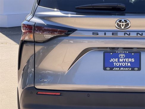 New 2026 Toyota Sienna XLE image 10
