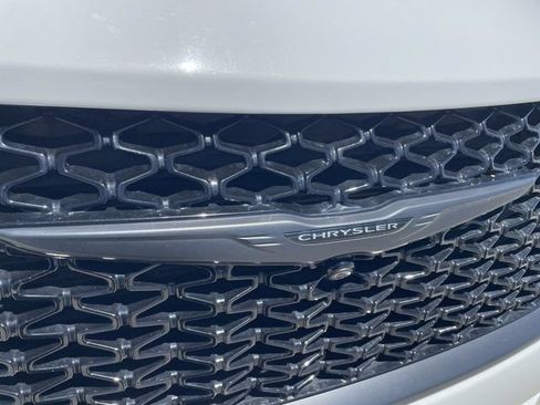 Used 2021 Chrysler Pacifica Touring-L w/ Uconnect Theater Family Group FWD image 31