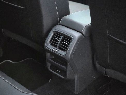 Used 2023 Volkswagen Taos SE w/ Panoramic Sunroof Package image 33