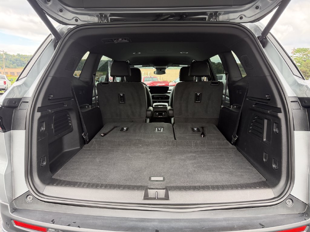 Used 2025 Buick Enclave Preferred AWD/4WD image 11