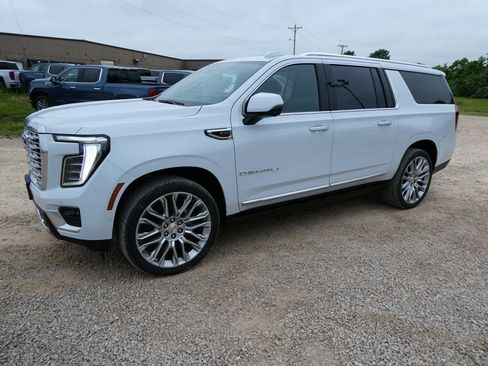 New 2026 GMC Yukon XL Denali w/ Denali Reserve Package AWD/4WD image 7