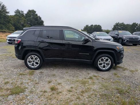 Used 2025 Jeep Compass Latitude w/ Sun & Sound Group AWD/4WD image 2