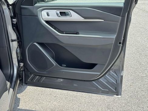 Used 2025 Ford Explorer Active w/ Active Comfort Package image 11