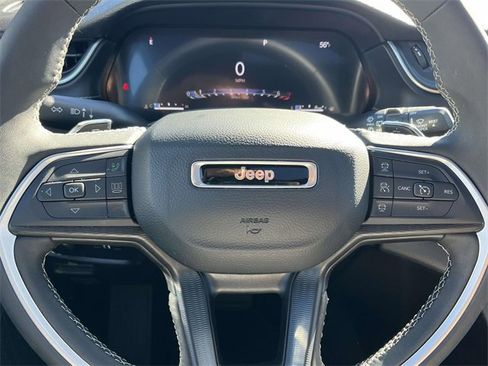 Used 2025 Jeep Grand Cherokee Laredo X image 18