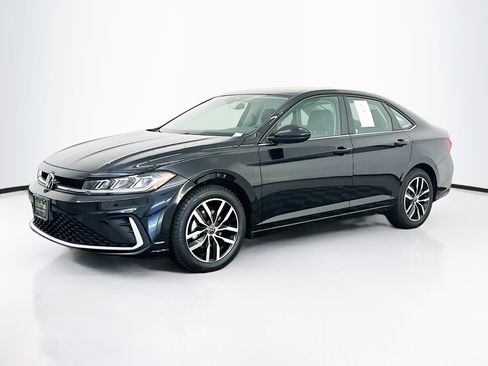 Used 2025 Volkswagen Jetta SE FWD image 3