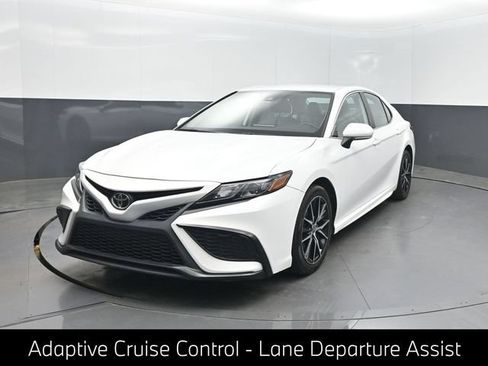 Used 2022 Toyota Camry SE FWD image 1