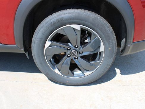 Used 2025 Nissan Rogue SV AWD/4WD image 10