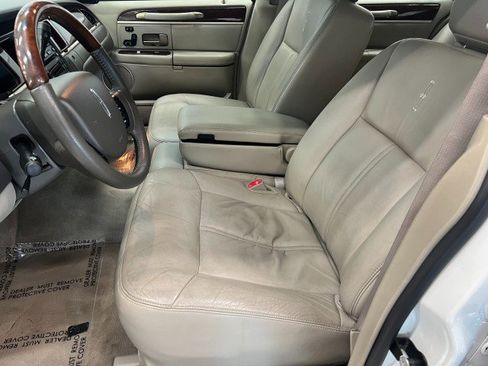 Used 2009 Lincoln Town Car Signature Limited image 9