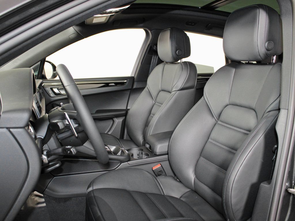 Certified 2026 Porsche Macan AWD/4WD image 5