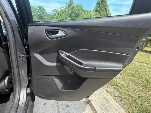 Used 2017 Ford Focus SE FWD image 29
