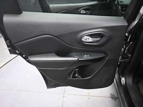 Used 2021 Jeep Cherokee Latitude Plus AWD/4WD image 15