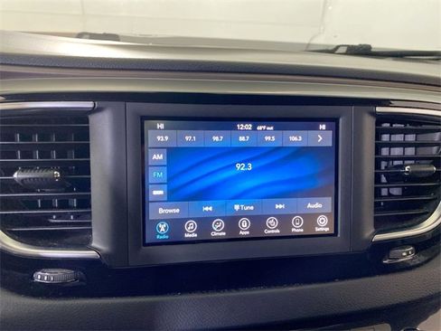 Used 2019 Chrysler Pacifica Touring-L image 39