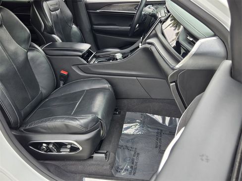 Used 2022 Jeep Grand Cherokee Overland w/ Adv Protech Group III image 16