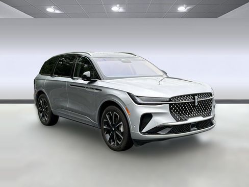 Used 2024 Lincoln Nautilus Reserve w/ Equipment Group 202A AWD/4WD image 7