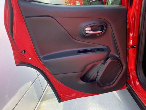 Used 2022 Jeep Renegade Latitude AWD/4WD image 12