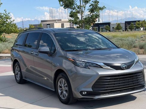 Used 2026 Toyota Sienna XLE FWD image 3