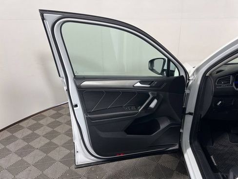 Used 2022 Volkswagen Tiguan SE AWD/4WD image 12