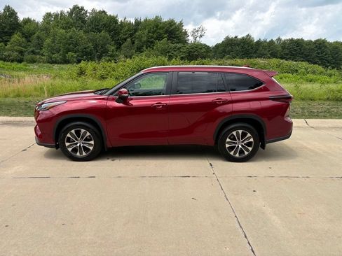 Used 2024 Toyota Highlander XLE AWD/4WD image 6