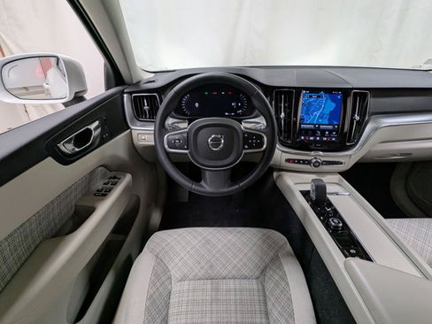 Used 2022 Volvo XC60 B5 Momentum AWD/4WD image 2