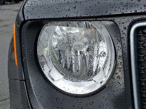 Used 2023 Jeep Renegade Latitude w/ Sun & Fun Group image 9