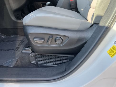 Used 2025 Toyota Sienna XLE AWD/4WD image 14