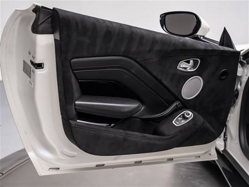 Used 2021 Aston Martin V8 Vantage Coupe RWD image 23