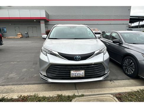 Certified 2021 Toyota Sienna XLE FWD image 3