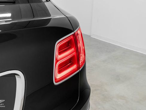 Used 2017 Bentley Bentayga AWD/4WD image 19