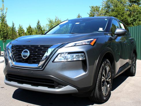 Used 2021 Nissan Rogue SV image 3