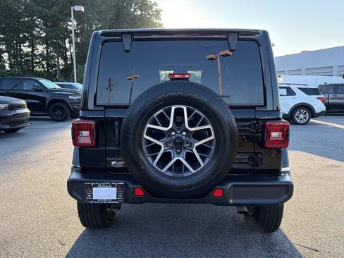 Used 2025 Jeep Wrangler Unlimited Sahara AWD/4WD image 6