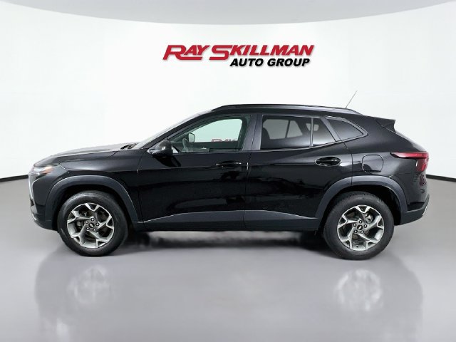 Used 2025 Chevrolet Trax LT FWD image 4
