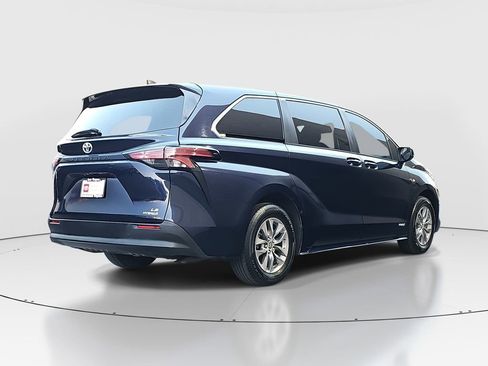 Certified 2021 Toyota Sienna LE FWD image 5