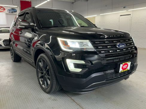 Used 2017 Ford Explorer XLT w/ Equipment Group 202A AWD/4WD image 4