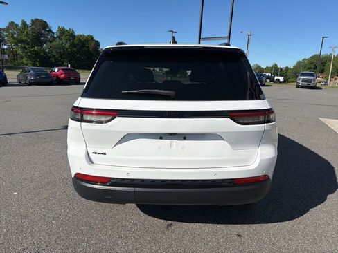 Used 2023 Jeep Grand Cherokee Altitude AWD/4WD image 7
