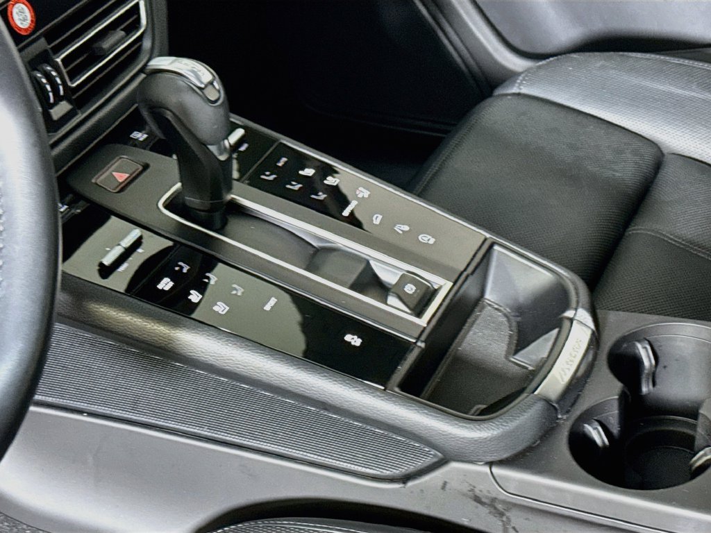 Certified 2025 Porsche Macan AWD/4WD image 21
