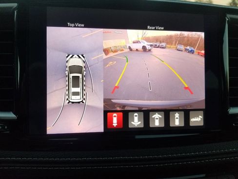 Certified 2024 Chrysler Pacifica Touring-L image 32