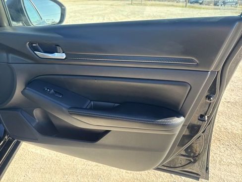 Used 2025 Nissan Altima 2.5 SV FWD image 19