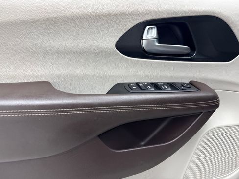 Used 2021 Chrysler Pacifica Touring FWD image 37