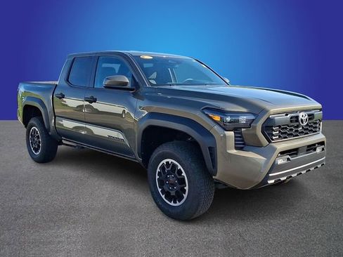 Used 2025 Toyota Tacoma TRD Sport AWD/4WD image 3