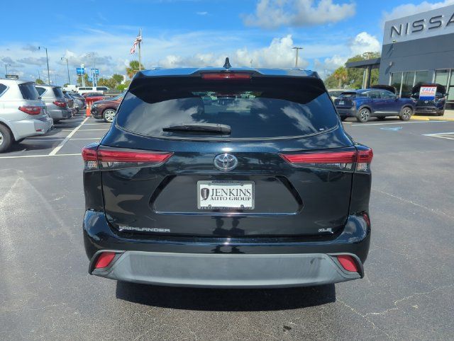Used 2022 Toyota Highlander XLE FWD image 7