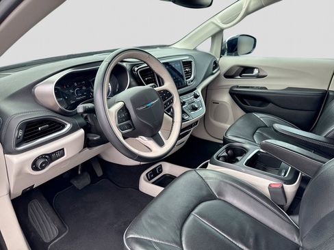 Used 2018 Chrysler Pacifica Limited w/ Advanced Safetytec Group FWD image 2
