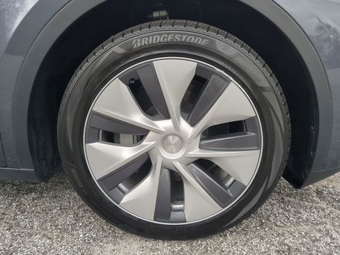 Used 2023 Tesla Model Y Long Range image 9