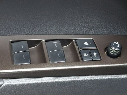 Used 2022 Toyota Camry SE w/ Carpet Mat Package (TMS) FWD image 25