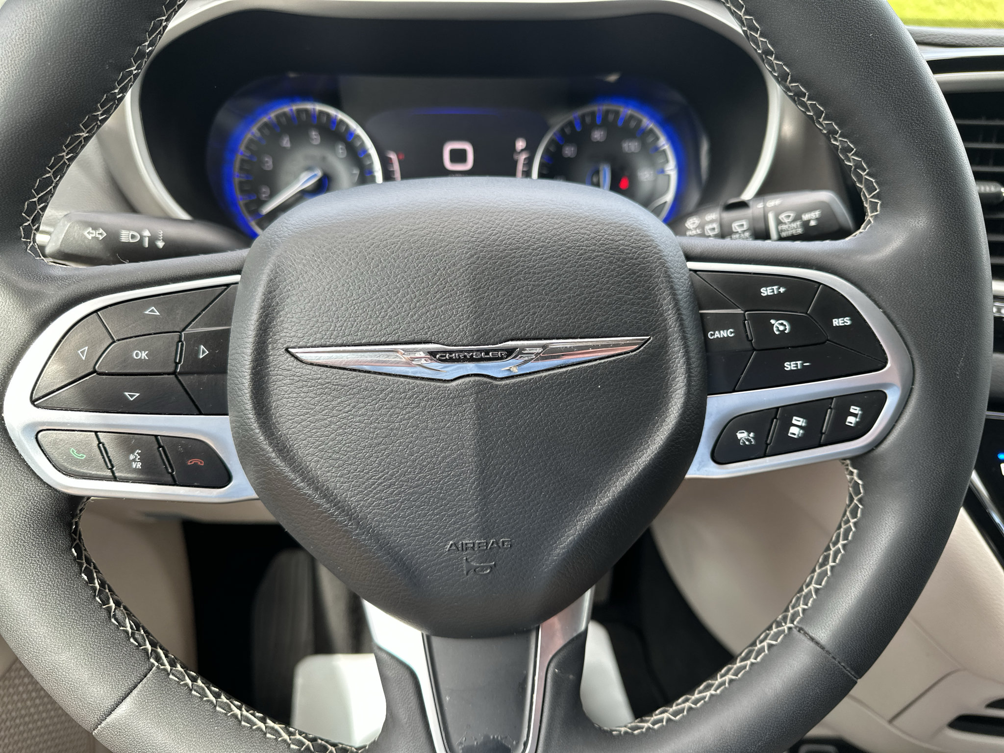 Used 2024 Chrysler Pacifica Touring-L FWD image 11